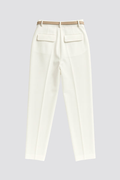 Pantalón cropped de fit recto, cintura media con pretina y trabillas, bolsillos delanteros y posteriores con cartera. Detalle de cinturón en contraste con hebilla, pinza frontal con raya, cierre frontal con broche y cremallera oculta.