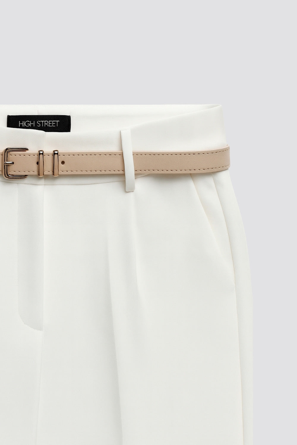 Pantalón cropped de fit recto, cintura media con pretina y trabillas, bolsillos delanteros y posteriores con cartera. Detalle de cinturón en contraste con hebilla, pinza frontal con raya, cierre frontal con broche y cremallera oculta.