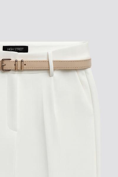 Pantalón cropped de fit recto, cintura media con pretina y trabillas, bolsillos delanteros y posteriores con cartera. Detalle de cinturón en contraste con hebilla, pinza frontal con raya, cierre frontal con broche y cremallera oculta.