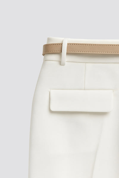 Pantalón cropped de fit recto, cintura media con pretina y trabillas, bolsillos delanteros y posteriores con cartera. Detalle de cinturón en contraste con hebilla, pinza frontal con raya, cierre frontal con broche y cremallera oculta.