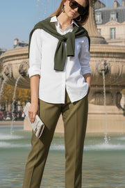 Pantalón cropped de fit recto, cintura media con pretina y trabillas, bolsillos delanteros y posteriores con cartera. Detalle de cinturón en contraste con hebilla, pinza frontal con raya, cierre frontal con broche y cremallera oculta.