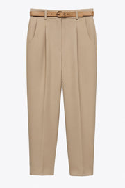 Pantalón cropped de fit recto, cintura media con pretina y trabillas, bolsillos delanteros y posteriores con cartera. Detalle de cinturón en contraste con hebilla, pinza frontal con raya, cierre frontal con broche y cremallera oculta.