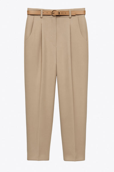 Pantalón cropped de fit recto, cintura media con pretina y trabillas, bolsillos delanteros y posteriores con cartera. Detalle de cinturón en contraste con hebilla, pinza frontal con raya, cierre frontal con broche y cremallera oculta.