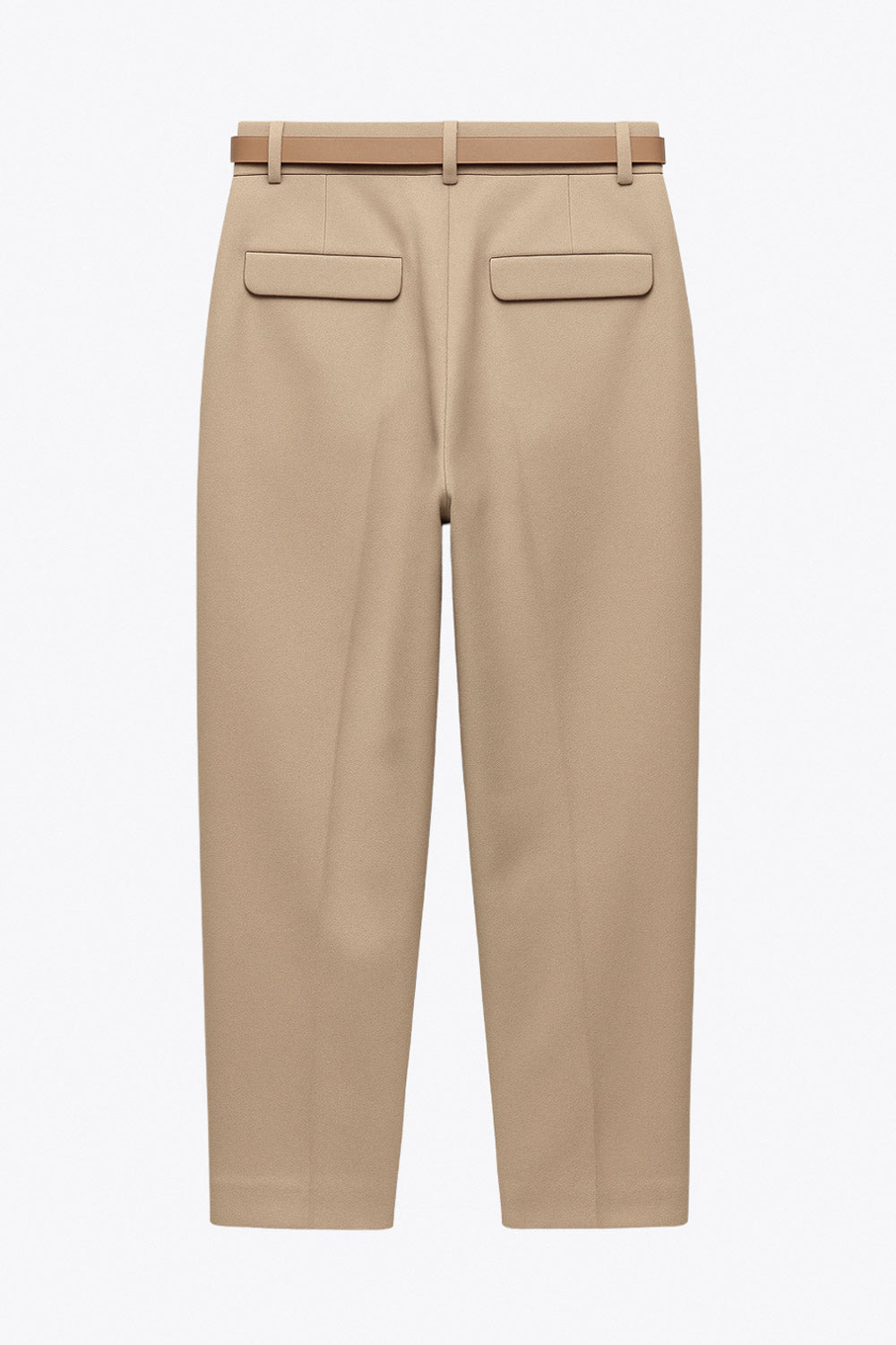 Pantalón cropped de fit recto, cintura media con pretina y trabillas, bolsillos delanteros y posteriores con cartera. Detalle de cinturón en contraste con hebilla, pinza frontal con raya, cierre frontal con broche y cremallera oculta.