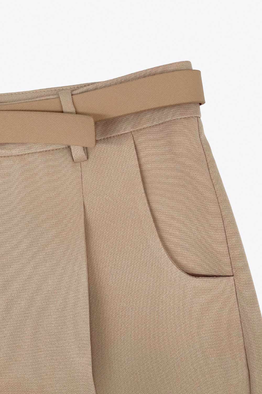 Pantalón cropped de fit recto, cintura media con pretina y trabillas, bolsillos delanteros y posteriores con cartera. Detalle de cinturón en contraste con hebilla, pinza frontal con raya, cierre frontal con broche y cremallera oculta.