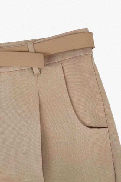 Pantalón cropped de fit recto, cintura media con pretina y trabillas, bolsillos delanteros y posteriores con cartera. Detalle de cinturón en contraste con hebilla, pinza frontal con raya, cierre frontal con broche y cremallera oculta.