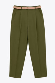 Pantalón cropped de fit recto, cintura media con pretina y trabillas, bolsillos delanteros y posteriores con cartera. Detalle de cinturón en contraste con hebilla, pinza frontal con raya, cierre frontal con broche y cremallera oculta.