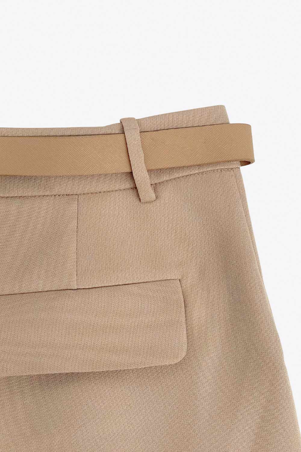 Pantalón cropped de fit recto, cintura media con pretina y trabillas, bolsillos delanteros y posteriores con cartera. Detalle de cinturón en contraste con hebilla, pinza frontal con raya, cierre frontal con broche y cremallera oculta.