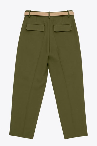 Pantalón cropped de fit recto, cintura media con pretina y trabillas, bolsillos delanteros y posteriores con cartera. Detalle de cinturón en contraste con hebilla, pinza frontal con raya, cierre frontal con broche y cremallera oculta.