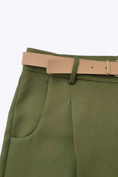 Pantalón cropped de fit recto, cintura media con pretina y trabillas, bolsillos delanteros y posteriores con cartera. Detalle de cinturón en contraste con hebilla, pinza frontal con raya, cierre frontal con broche y cremallera oculta.