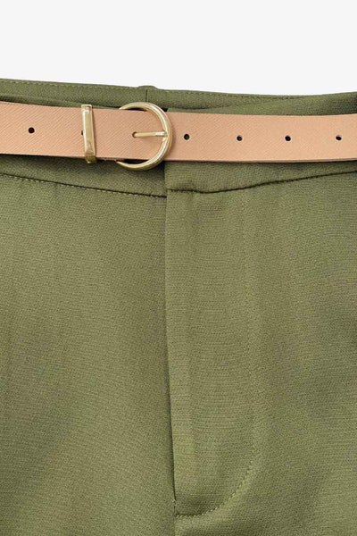 Pantalón cropped de fit recto, cintura media con pretina y trabillas, bolsillos delanteros y posteriores con cartera. Detalle de cinturón en contraste con hebilla, pinza frontal con raya, cierre frontal con broche y cremallera oculta.