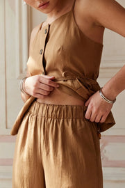 Pantalón de fit recto, bolsillos delanteros y cintura alta con pretina elástica.