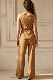 Pantalón de fit recto, bolsillos delanteros y cintura alta con pretina elástica.