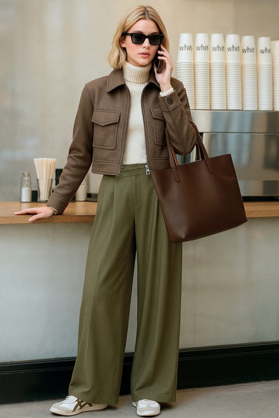 Pantalón de fit wide leg, cintura alta con pretina criss cross y detalle decorativo, pinzas frontales, bolsillos delanteros, cierre frontal con botones en contraste y cremallera oculta.