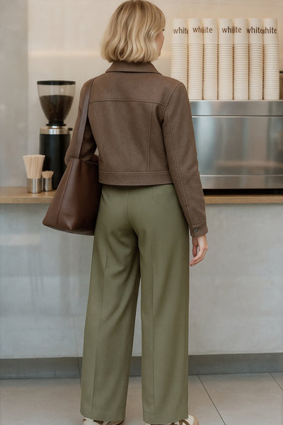 Pantalón de fit wide leg, cintura alta con pretina criss cross y detalle decorativo, pinzas frontales, bolsillos delanteros, cierre frontal con botones en contraste y cremallera oculta.