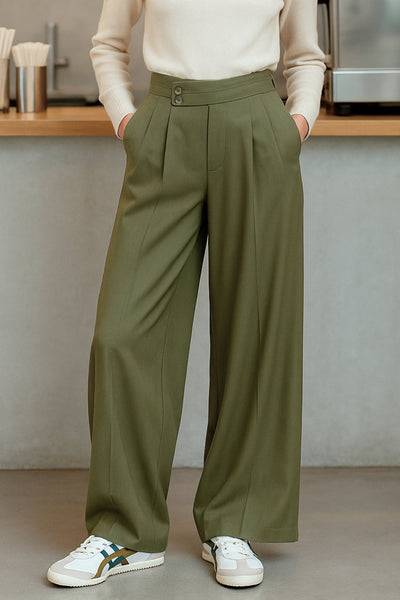 Pantalón de fit wide leg, cintura alta con pretina criss cross y detalle decorativo, pinzas frontales, bolsillos delanteros, cierre frontal con botones en contraste y cremallera oculta.