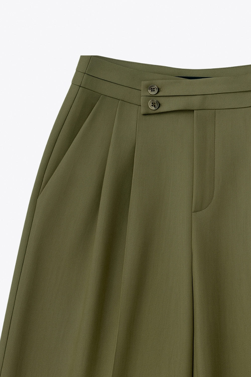 Pantalón de fit wide leg, cintura alta con pretina criss cross y detalle decorativo, pinzas frontales, bolsillos delanteros, cierre frontal con botones en contraste y cremallera oculta.