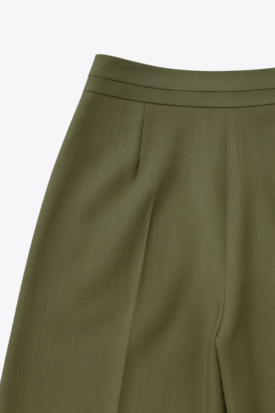 Pantalón de fit wide leg, cintura alta con pretina criss cross y detalle decorativo, pinzas frontales, bolsillos delanteros, cierre frontal con botones en contraste y cremallera oculta.