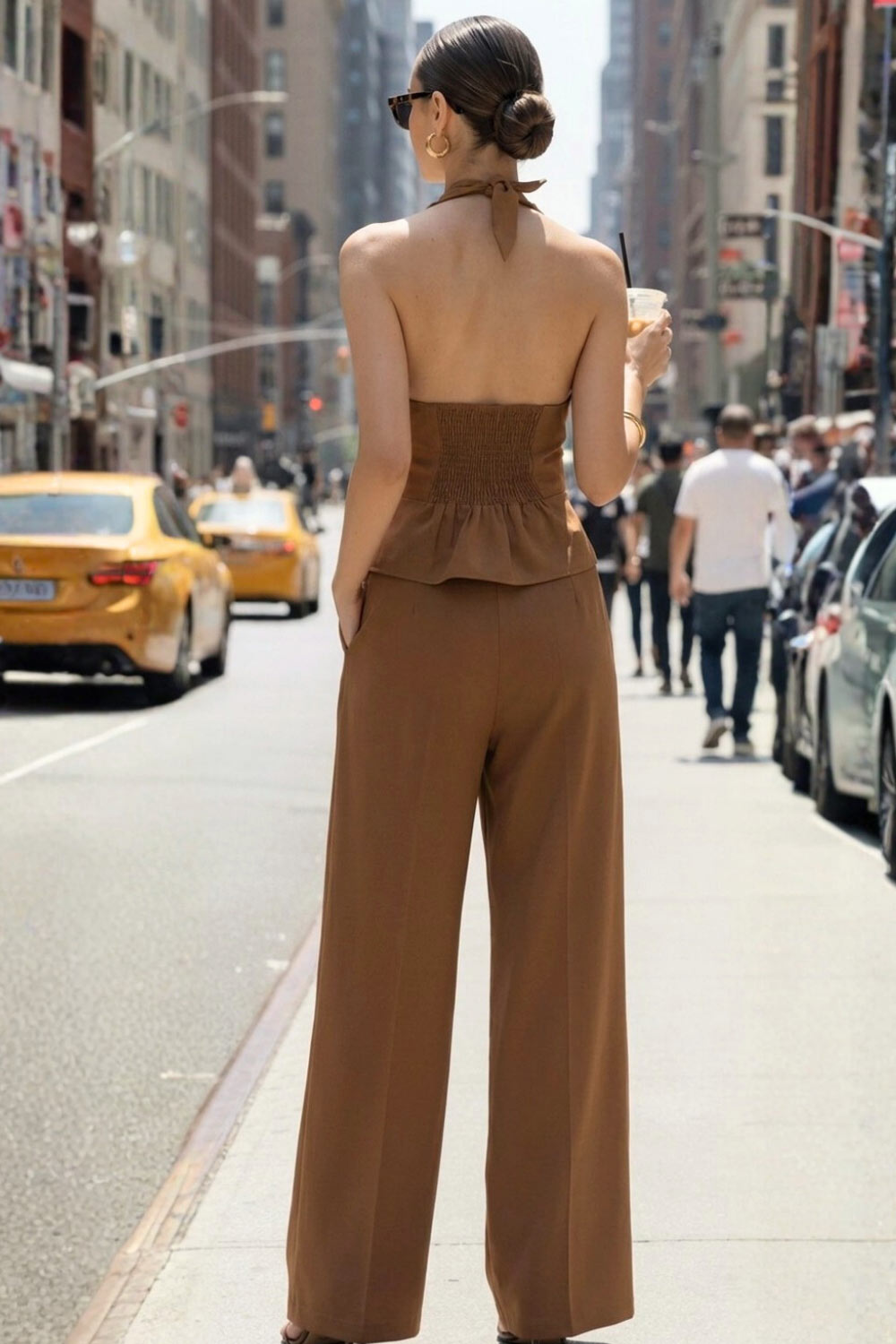 Pantalón de fit wide leg, cintura alta con pretina criss cross y detalle decorativo, pinzas frontales, bolsillos delanteros, cierre frontal con botones y cremallera oculta.