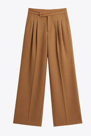 Pantalón de fit wide leg, cintura alta con pretina criss cross y detalle decorativo, pinzas frontales, bolsillos delanteros, cierre frontal con botones y cremallera oculta.