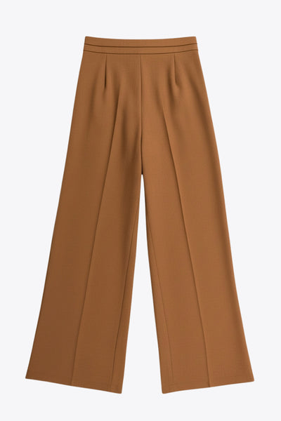 Pantalón de fit wide leg, cintura alta con pretina criss cross y detalle decorativo, pinzas frontales, bolsillos delanteros, cierre frontal con botones y cremallera oculta.