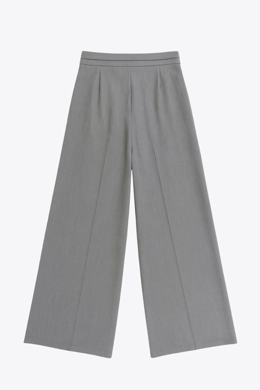 Pantalón de fit wide leg, cintura alta con pretina criss cross y detalle decorativo, pinzas frontales, bolsillos delanteros, cierre frontal con botones y cremallera oculta.