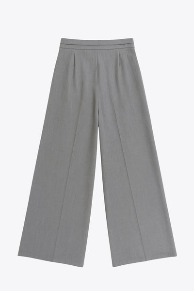 Pantalón de fit wide leg, cintura alta con pretina criss cross y detalle decorativo, pinzas frontales, bolsillos delanteros, cierre frontal con botones y cremallera oculta.