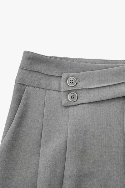 Pantalón de fit wide leg, cintura alta con pretina criss cross y detalle decorativo, pinzas frontales, bolsillos delanteros, cierre frontal con botones y cremallera oculta.