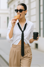 Pantalón de fit wide leg, tiro bajo, pretina con trabillas, pinzas frontales, bolsillos delanteros, detalle de raya frontal y posterior. Cierre frontal con botón y cremallera oculta.