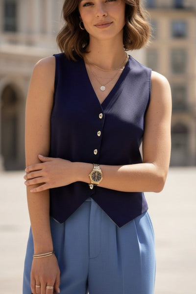 Pantalón de fit wide leg, cintura alta con pretina y trabillas, pinzas frontales, bolsillos delanteros, detalle de raya frontal y posterior. Cierre frontal con botón y cremallera oculta.