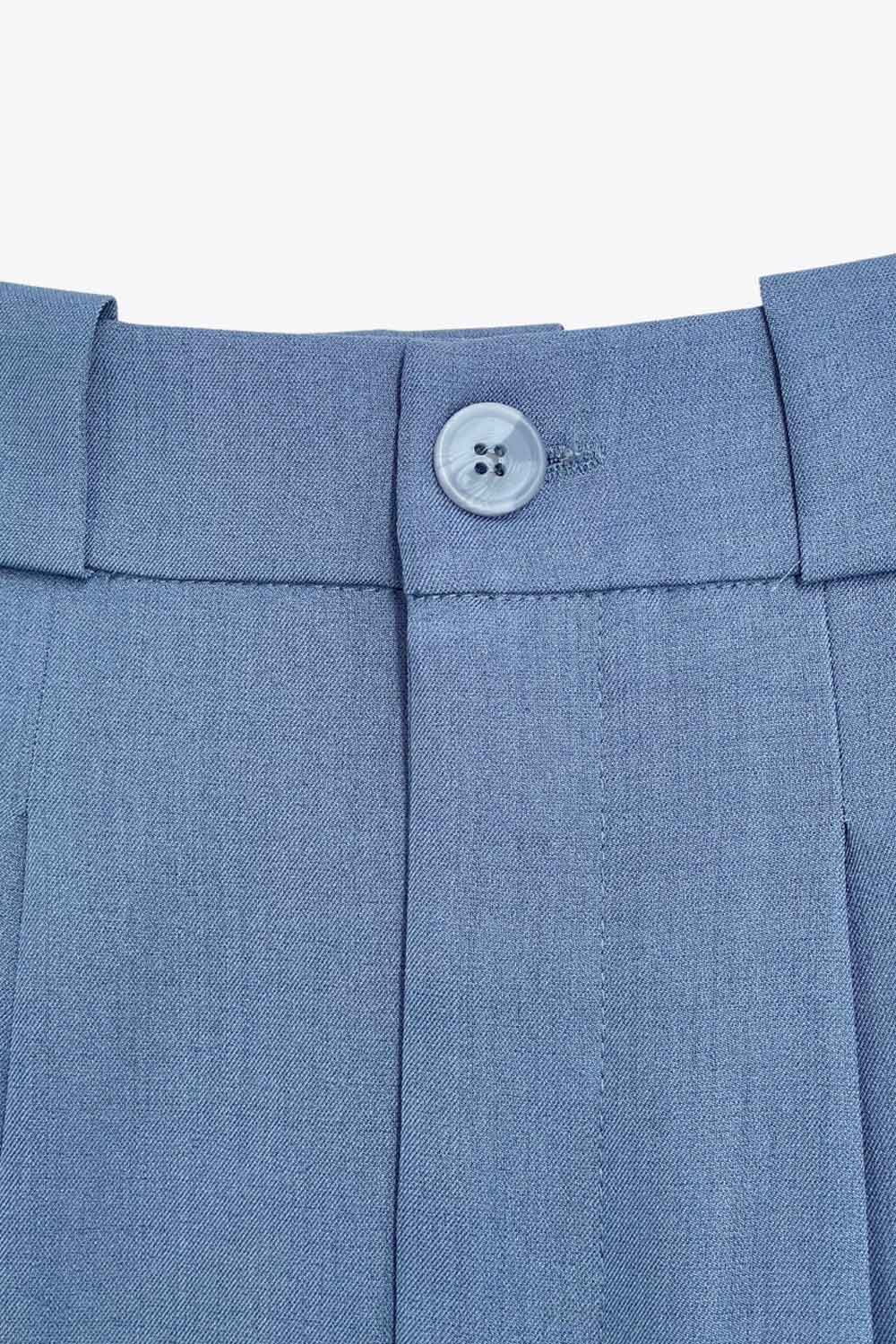 Pantalón de fit wide leg, cintura alta con pretina y trabillas, pinzas frontales, bolsillos delanteros, detalle de raya frontal y posterior. Cierre frontal con botón y cremallera oculta.