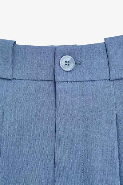 Pantalón de fit wide leg, cintura alta con pretina y trabillas, pinzas frontales, bolsillos delanteros, detalle de raya frontal y posterior. Cierre frontal con botón y cremallera oculta.