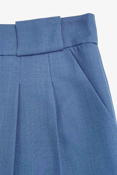 Pantalón de fit wide leg, cintura alta con pretina y trabillas, pinzas frontales, bolsillos delanteros, detalle de raya frontal y posterior. Cierre frontal con botón y cremallera oculta.