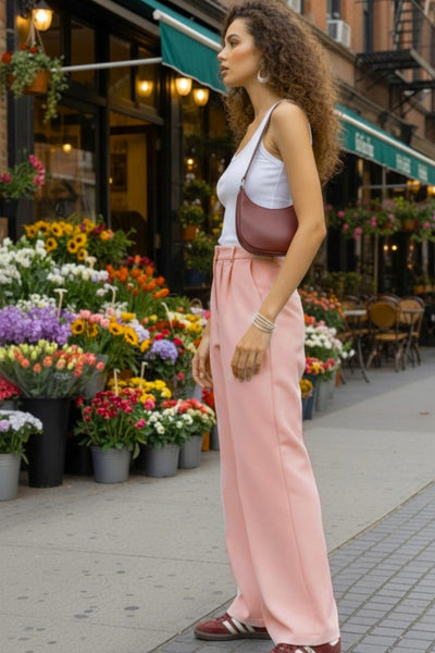 Pantalón de fit fluido, cintura alta con pretina y trabillas, pinzas frontales, bolsillos delanteros y vivo decorativo posterior. Cierre frontal con broche y cremallera ocultos.