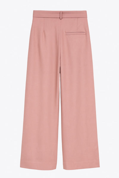 Pantalón de fit fluido, cintura alta con pretina y trabillas, pinzas frontales, bolsillos delanteros y vivo decorativo posterior. Cierre frontal con broche y cremallera ocultos.