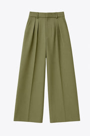 Pantalón de fit wide leg, cintura alta con pretina elástica posterior y trabillas, doble pinza frontal, bolsillos delanteros y detalle de raya frontal. Cierre frontal con broche y cremallera ocultos.