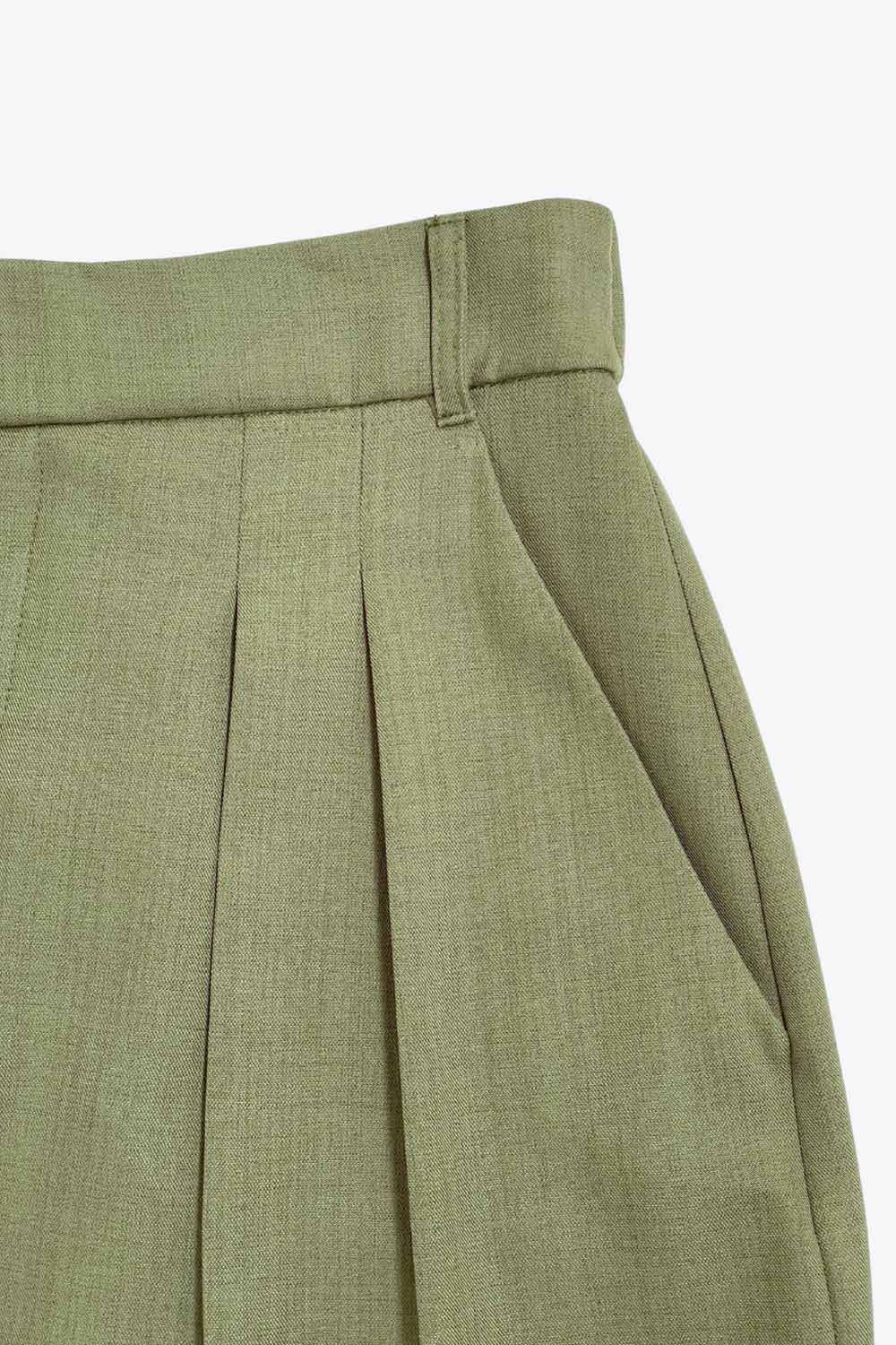 Pantalón de fit wide leg, cintura alta con pretina elástica posterior y trabillas, doble pinza frontal, bolsillos delanteros y detalle de raya frontal. Cierre frontal con broche y cremallera ocultos.