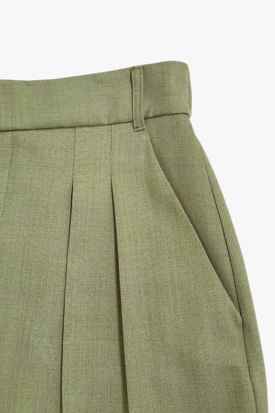 Pantalón de fit wide leg, cintura alta con pretina elástica posterior y trabillas, doble pinza frontal, bolsillos delanteros y detalle de raya frontal. Cierre frontal con broche y cremallera ocultos.