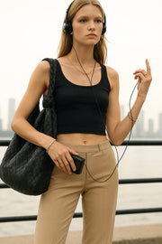 Pantalón ajustado de fit flare, cintura media con pretina, bolsillos delanteros y vivos decorativos posteriores. Cierre frontal con broche y cremallera ocultos.