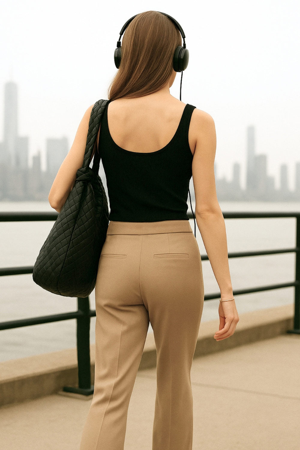 Pantalón ajustado de fit flare, cintura media con pretina, bolsillos delanteros y vivos decorativos posteriores. Cierre frontal con broche y cremallera ocultos.