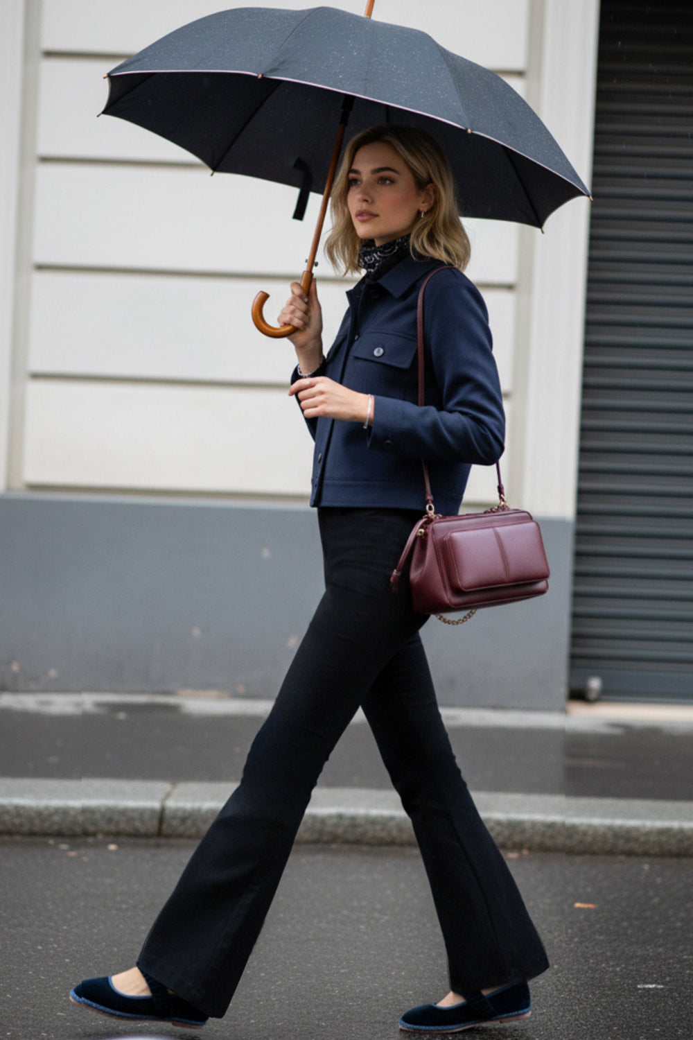 Pantalón ajustado de fit flare, cintura alta con pretina y trabillas, bolsillos delanteros y vivos decorativos posteriores. 