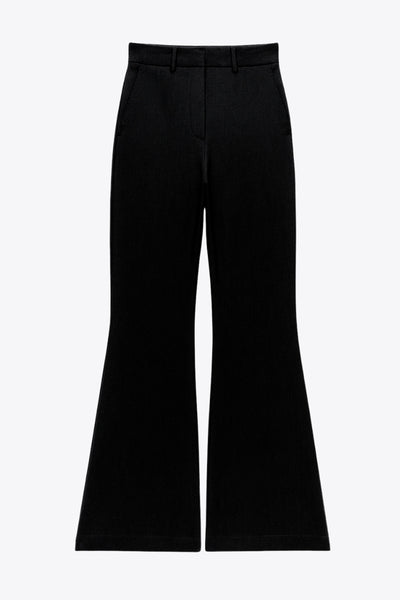 Pantalón ajustado de fit flare, cintura alta con pretina y trabillas, bolsillos delanteros y vivos decorativos posteriores. 