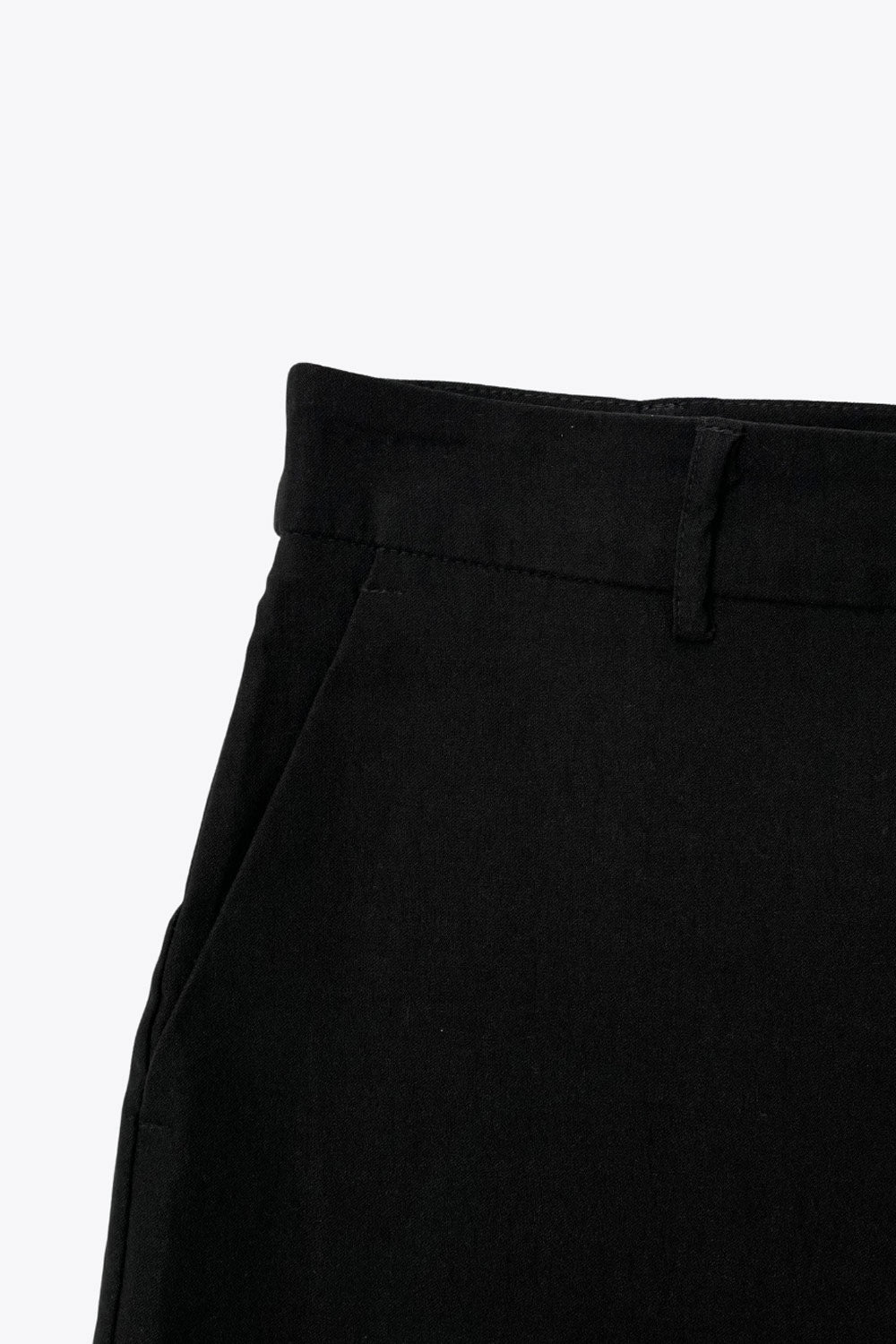 Pantalón ajustado de fit flare, cintura alta con pretina y trabillas, bolsillos delanteros y vivos decorativos posteriores. 