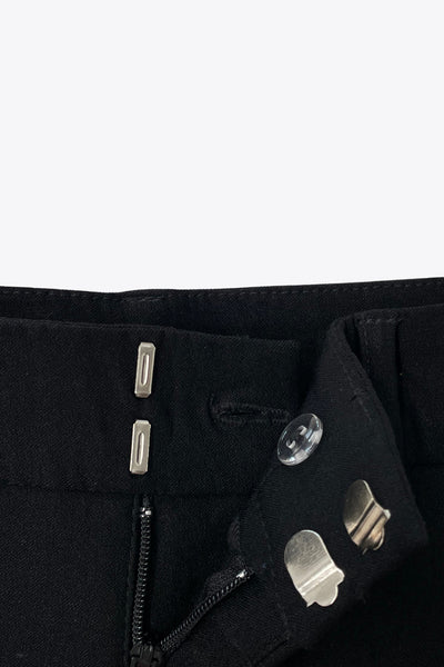 Pantalón ajustado de fit flare, cintura alta con pretina y trabillas, bolsillos delanteros y vivos decorativos posteriores. 