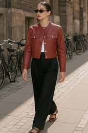 Pantalón de fit wide leg, cintura alta con pretina y trabillas, pinzas frontales, bolsillos delanteros y vivos decorativos posteriores. Cierre frontal con botón y cremallera oculta.