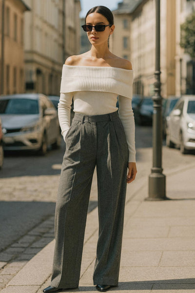 Pantalón de fit wide leg, cintura alta con pretina elástica posterior y trabillas, pinzas frontales, bolsillos delanteros y vivo decorativo posterior. Detalle de raya frontal, cierre con broche y cremallera ocultos.