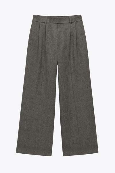 Pantalón de fit wide leg, cintura alta con pretina elástica posterior y trabillas, pinzas frontales, bolsillos delanteros y vivo decorativo posterior. Detalle de raya frontal, cierre con broche y cremallera ocultos.