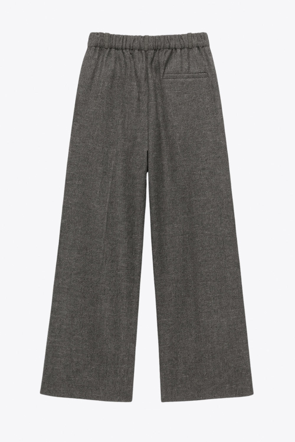 Pantalón de fit wide leg, cintura alta con pretina elástica posterior y trabillas, pinzas frontales, bolsillos delanteros y vivo decorativo posterior. Detalle de raya frontal, cierre con broche y cremallera ocultos.