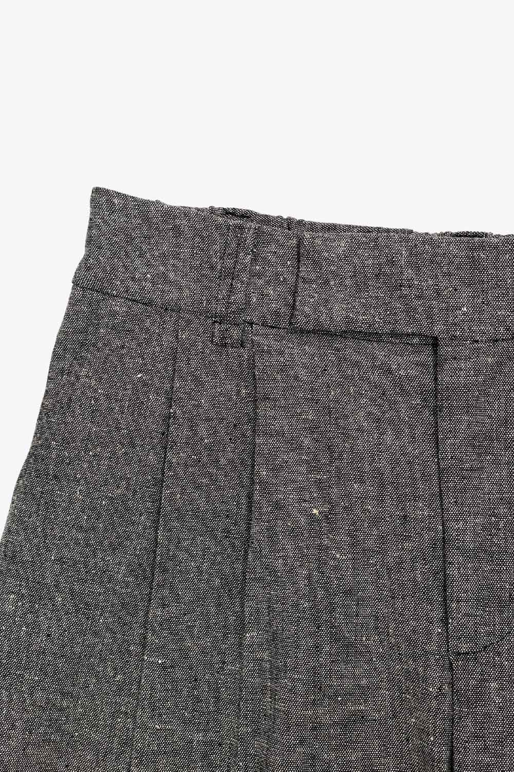 Pantalón de fit wide leg, cintura alta con pretina elástica posterior y trabillas, pinzas frontales, bolsillos delanteros y vivo decorativo posterior. Detalle de raya frontal, cierre con broche y cremallera ocultos.