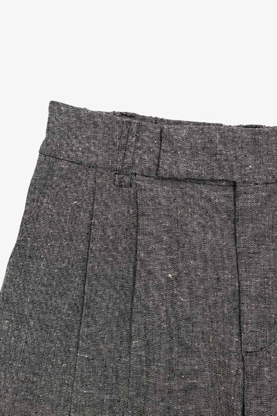 Pantalón de fit wide leg, cintura alta con pretina elástica posterior y trabillas, pinzas frontales, bolsillos delanteros y vivo decorativo posterior. Detalle de raya frontal, cierre con broche y cremallera ocultos.